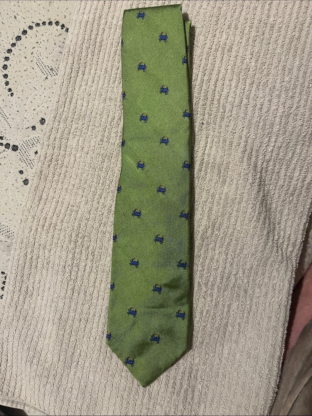 Crew Green with Blue Crabs Motif Tie